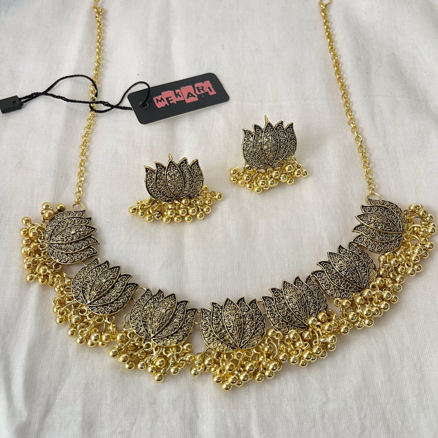 SARA Necklace Set (Golden)